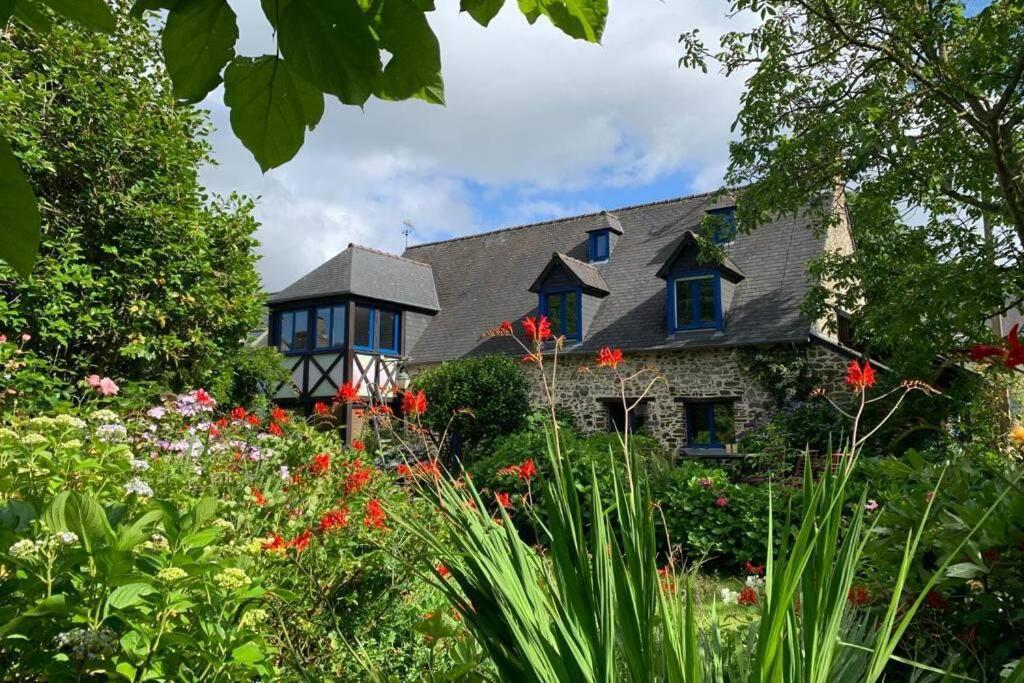 Maison En Pierre Dans Son Nid De Verdure Roz-Landrieux 외부 사진